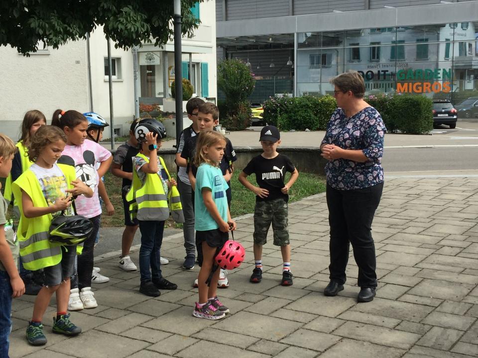 Adelheid Jäckle begrüsst die Kinder