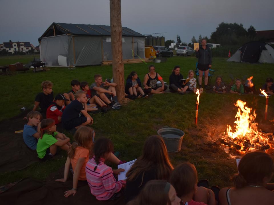 Am Lagerfeuer