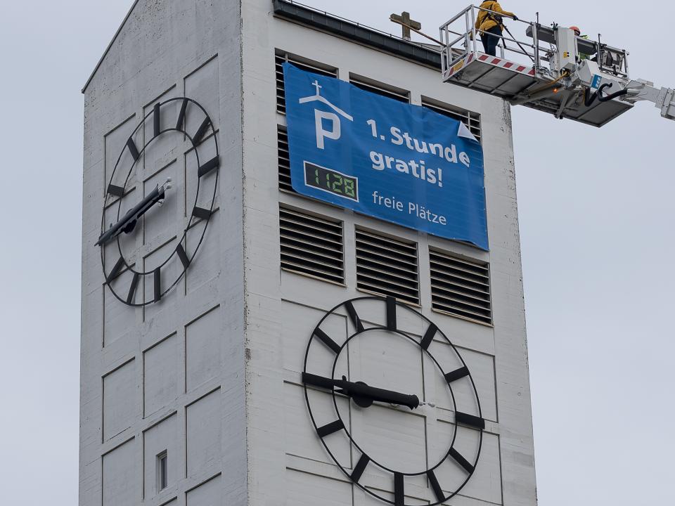 Anbringung der Werbeplane mithilfe einer Hebebühne.