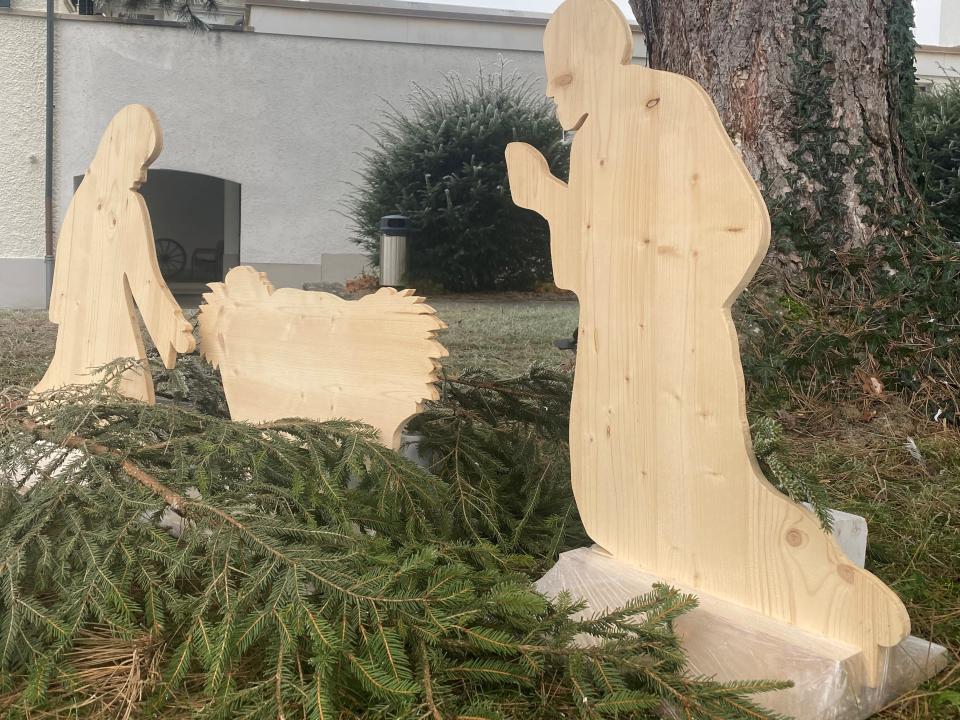 Am Abend stimmungsvoll beleuchtet: Holzkrippe vor unserer Kirche St. Stefan