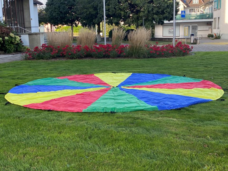 Gemeinsamer Start mit dem Schwungtuch auf dem Kirchenvorplatz