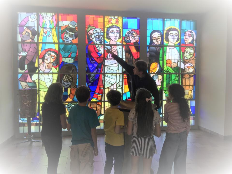 Pfr. Beat Muntwyler erklärt die Ausgestaltung des Stefansfensters und das Leben unseres Kirchenpatrons