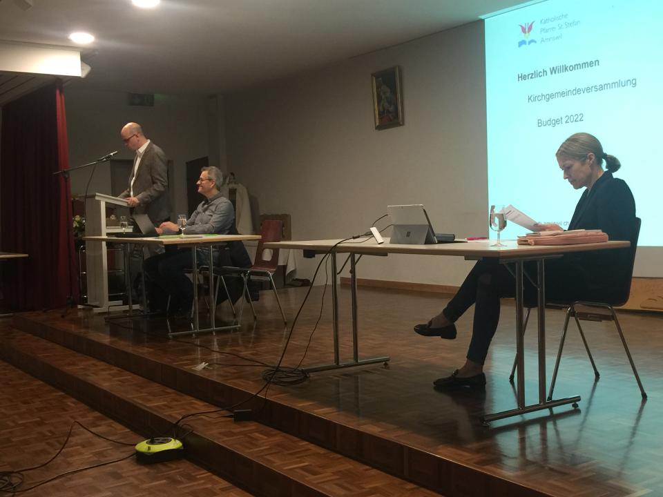 Präsident Daniel Ambord begrüsst die Anwesenden.