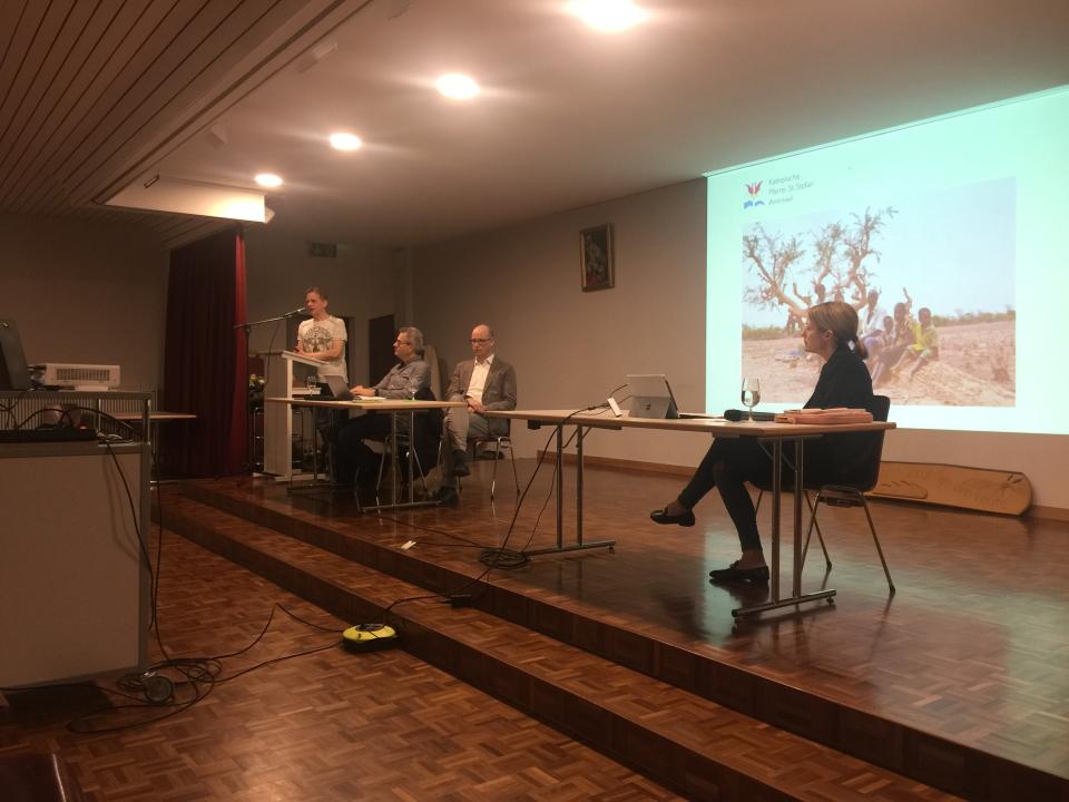 Pfarreiratspräsident John Wirth präsentiert die Projekte der Fastenaktion.