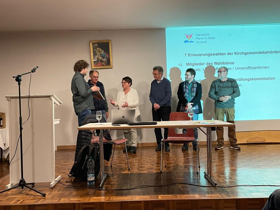 Die Verleihung des Rezertifizierungsbescheides durch Dominik Bucher.