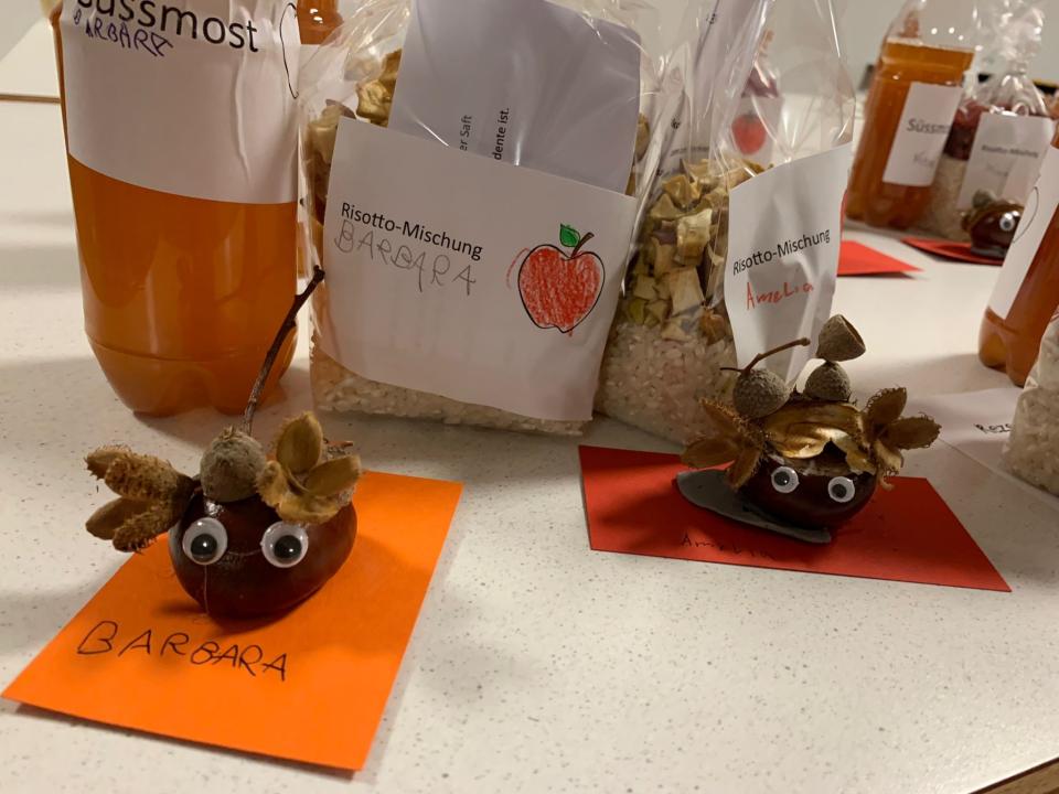 ... zur Bastelstation "mit Kastanien herzige Herbstdeko zaubern".