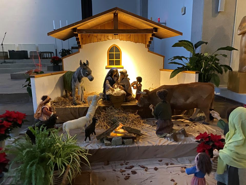 Krippe Altarraum Kirche 2021