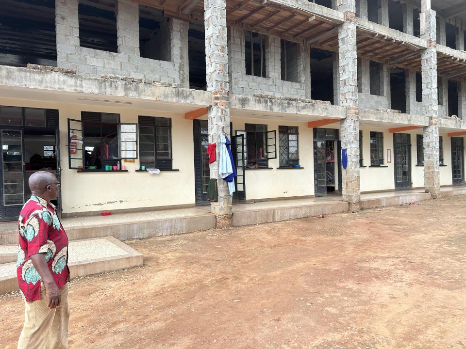 Schulleiter Peter Ndoodhe vor dem Mädchenwohnheim