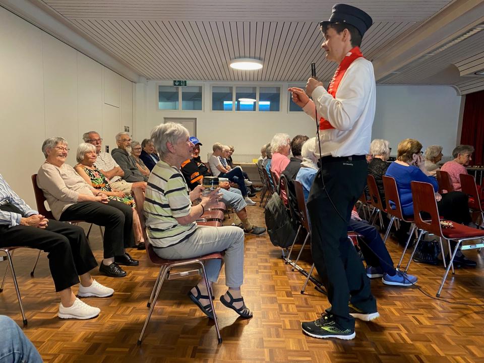 Gesundheitsclown Massimo beim Durchführen einer Übung