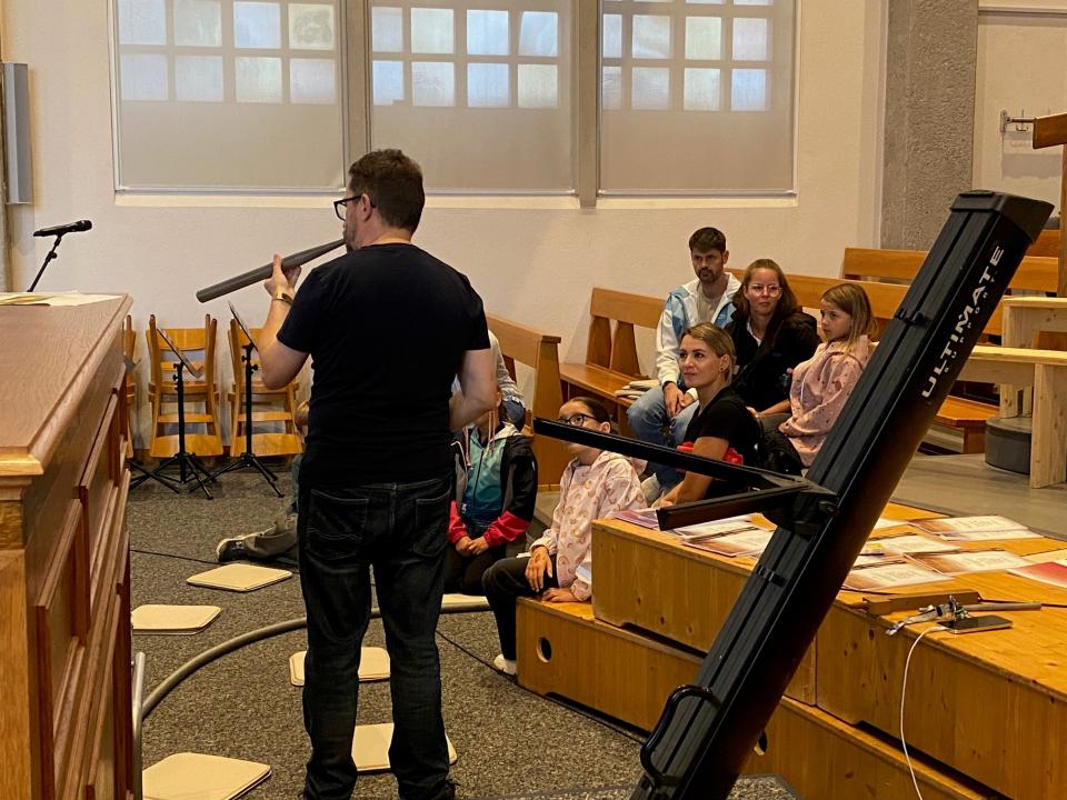 Kirchenmusiker Thomas Haubrich erklärt die Funktion der Kirchenorgel.