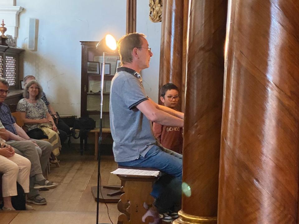 Orgelführung: Sogar unser Jungtalent und Nachwuchs-Organist Simon durfte "Hand anlegen"