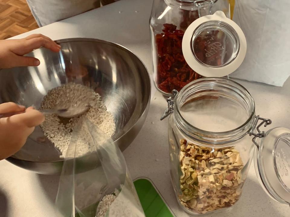 Von der Herstellung einer Mischung Apfel- oder Tomatenrisotto als "Bhaltis`" ...