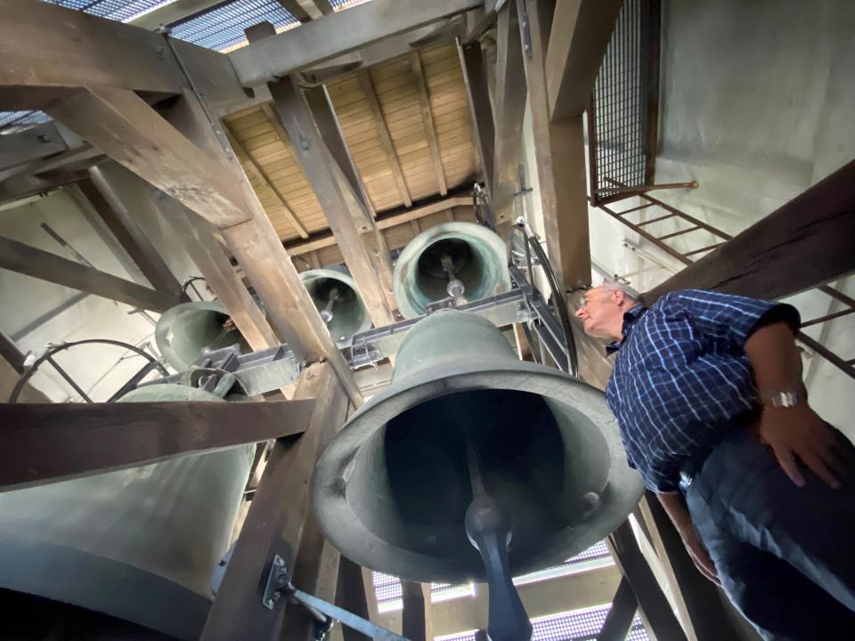 Rolf Hess, Chef des Ortsmuseums Amriswil, im Glockenturm von St. Stefan