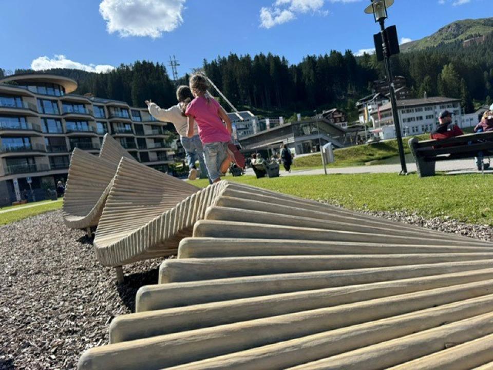 Wir warten auf den Zug.