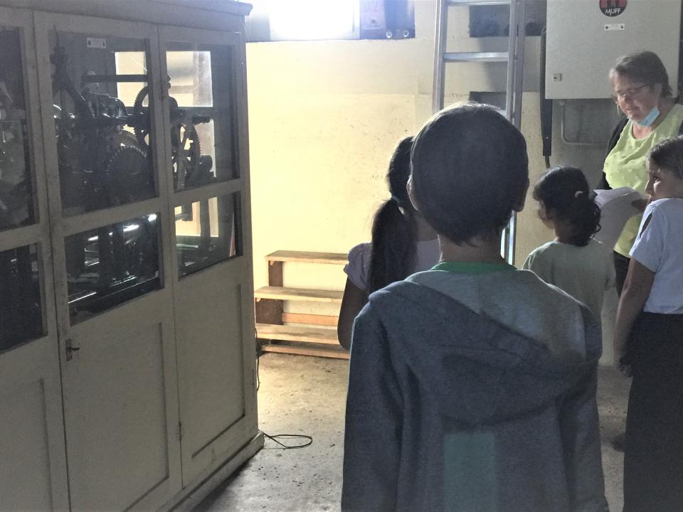 Zeit und Technik im Turm - Adelheid Jäckle weiss Interessantes zu berichten.