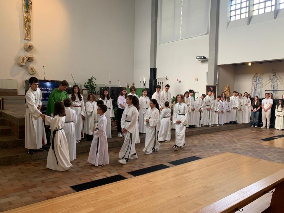 Unsere 9 Neuministrantinnen und Neuministranten sind eingekleidet.