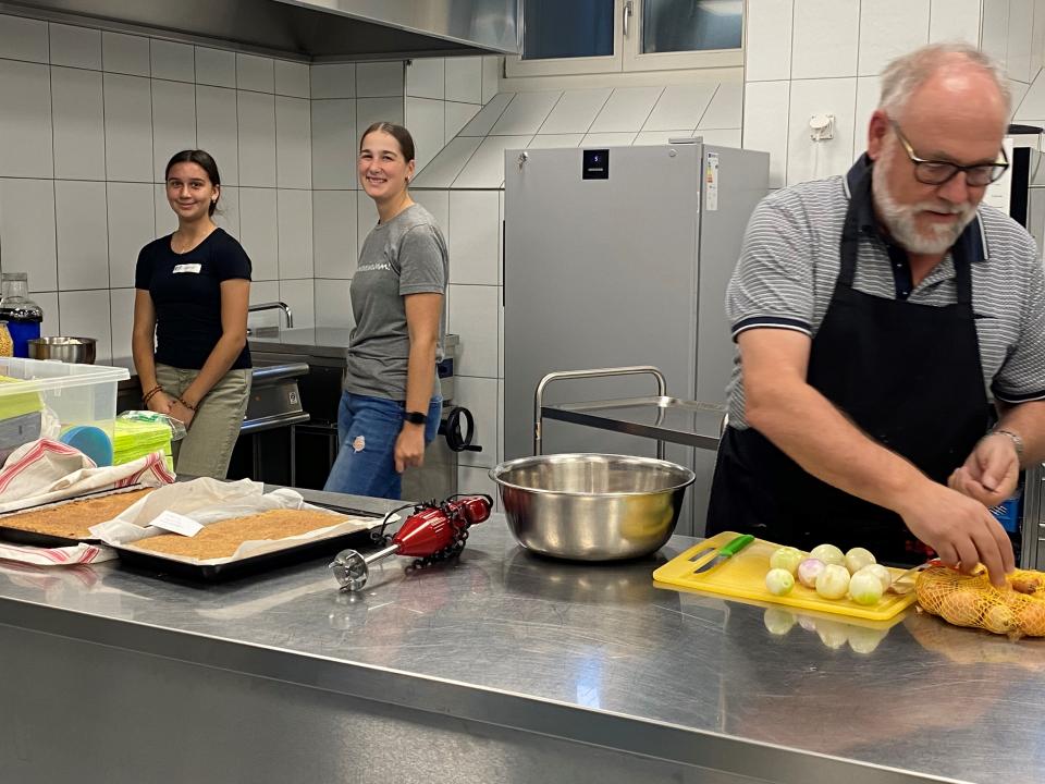 Unsere fleissigen Helferinnen & Helfer aus KGR, Jubla und Ministrantenteam beim Vorbereiten des Abendtisches.