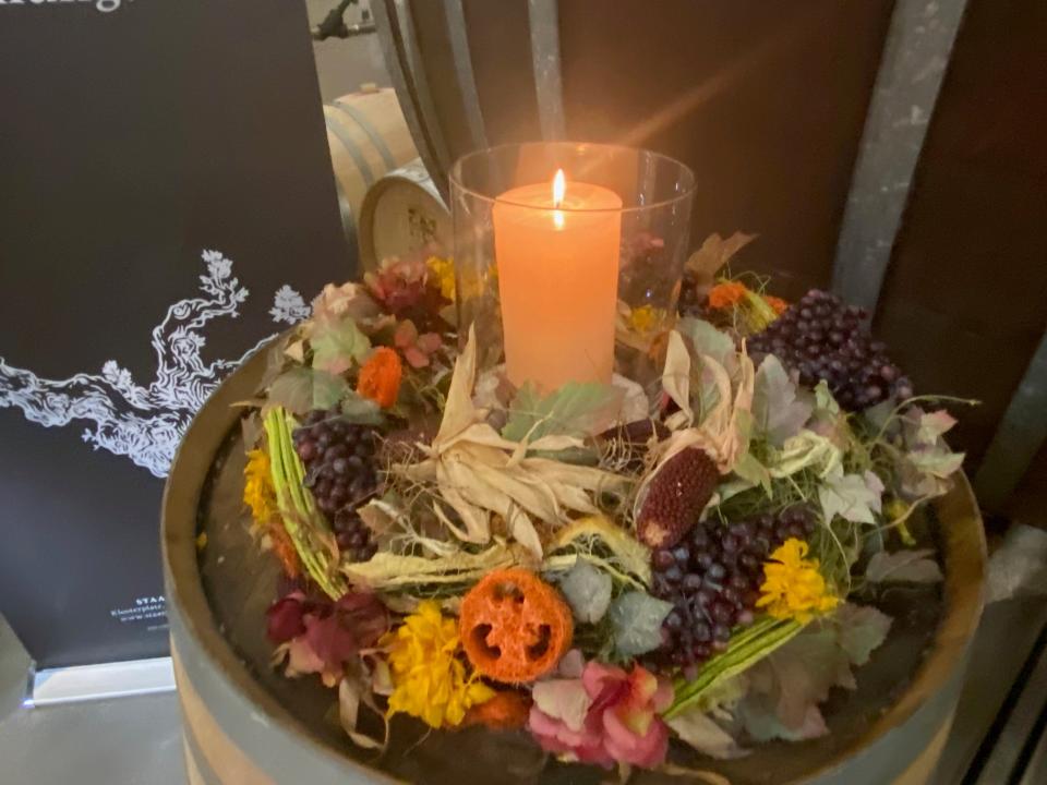 Herbstlich dekorierte Weindegustation