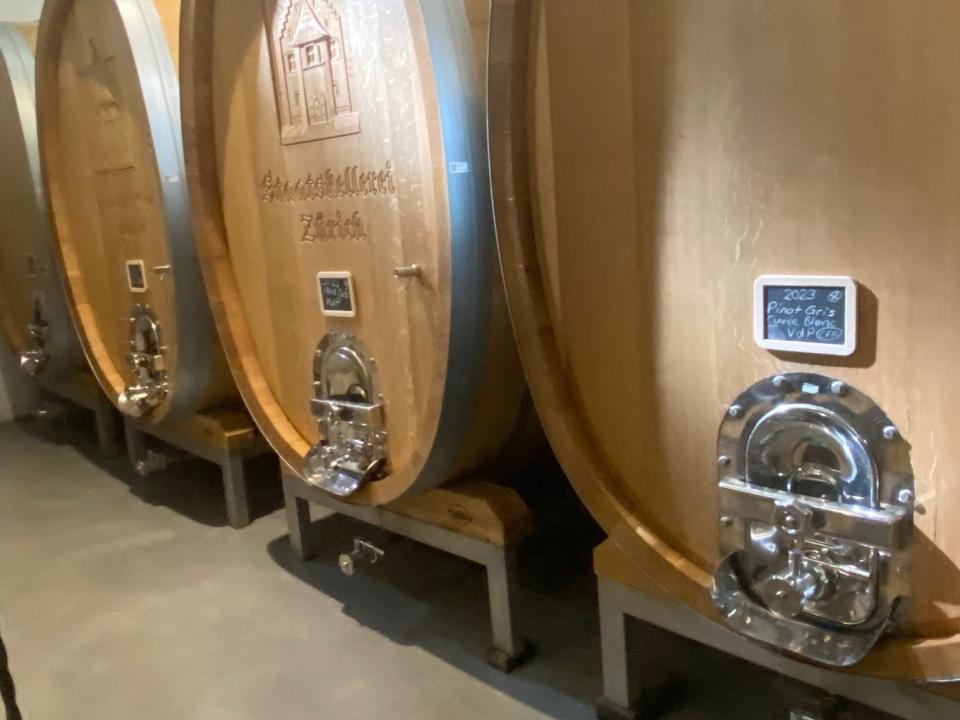 Alte und neue Weinfässer