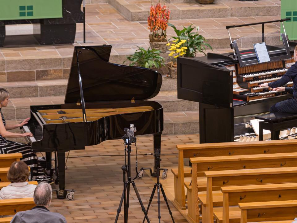 Pianistin Arta Arnicane und Simon Menges (Orgel) beim "Tastentanz", Orgelnacht 2024