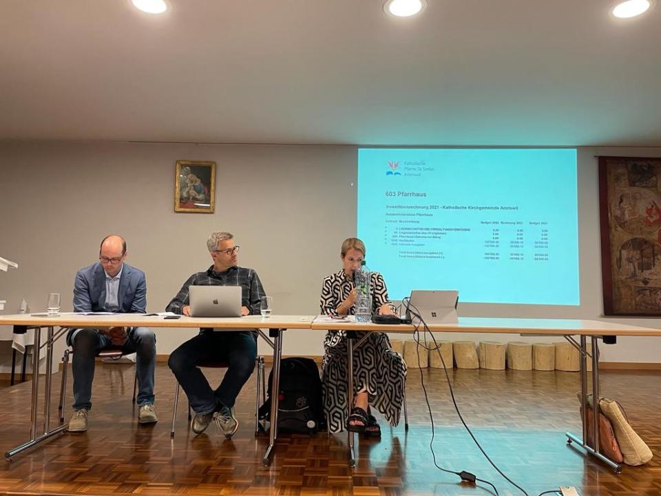 Jasmine Chisché präsentiert Querschnitte aus der Jahresrechnung