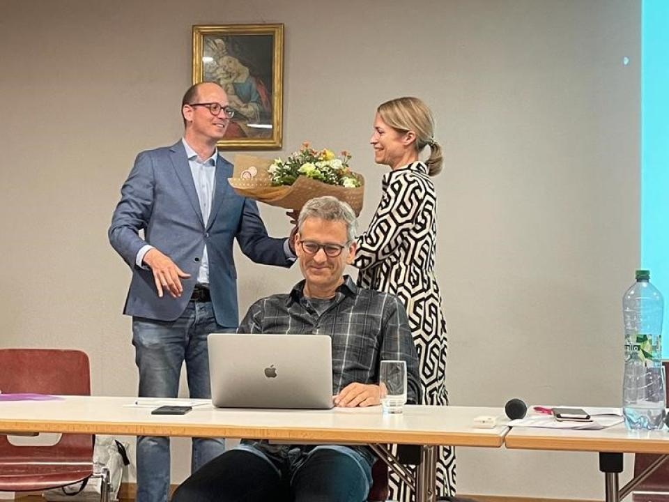 Präsident Daniel Ambord dankt Verwalterin Jasmine Chisché