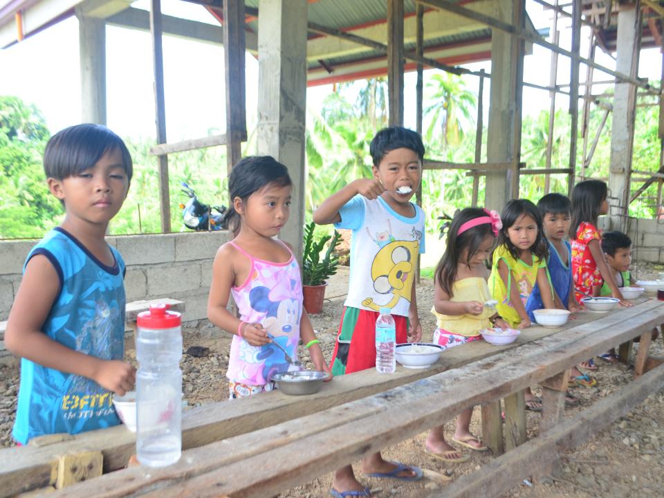 Essenausgabe in USAB, Masbate, Philippinen