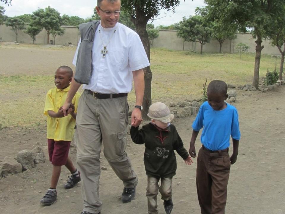 Urs Elsener mit Kindern der St. Francis School