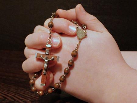 "Die Schweiz betet"  -  Rosenkranzgebet auf dem Kirchenvorplatz