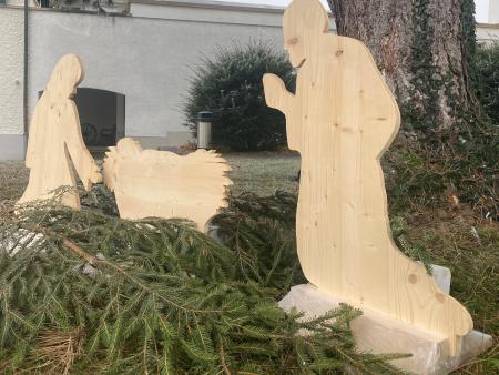 Am Abend stimmungsvoll beleuchtet: Holzkrippe vor unserer Kirche St. Stefan