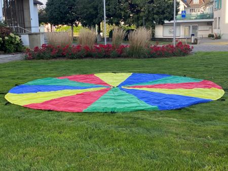 Gemeinsamer Start mit dem Schwungtuch auf dem Kirchenvorplatz