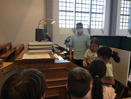 Interessierte Kinder erstmals auf der Orgelempore - Organist Thomas Haubrich begeistert mit Technik und Klängen der Stefansorgel