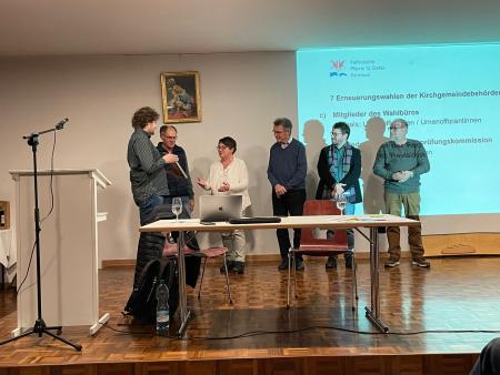 Die Verleihung des Rezertifizierungsbescheides durch Dominik Bucher.