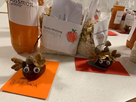 ... zur Bastelstation "mit Kastanien herzige Herbstdeko zaubern".