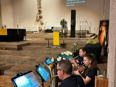 Musik im Familiengottesdienst - eine Abordnung der Harmonie Juniors gestaltet mit traditionelle St. Martinsliedern