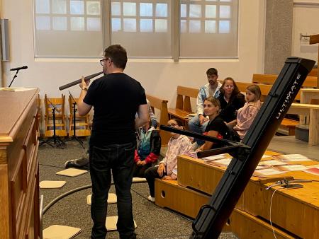 Kirchenmusiker Thomas Haubrich erklärt die Funktion der Kirchenorgel.