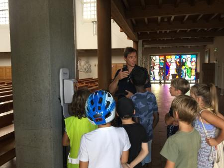 Pfr. Muntwyler führt in die Kirche