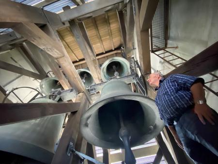 Rolf Hess, Chef des Ortsmuseums Amriswil, im Glockenturm von St. Stefan