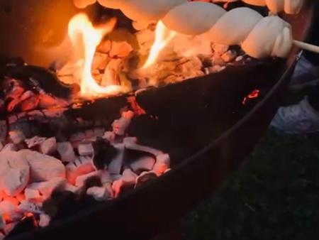 ... bis zum Genuss des fein gegrillten Schlangenbrotes, passend zur Kürbissuppe mit Wienerli.