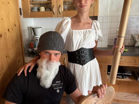 Hexe Jadis mit Zwerg sind auf dunklen Wegen unterwegs...
