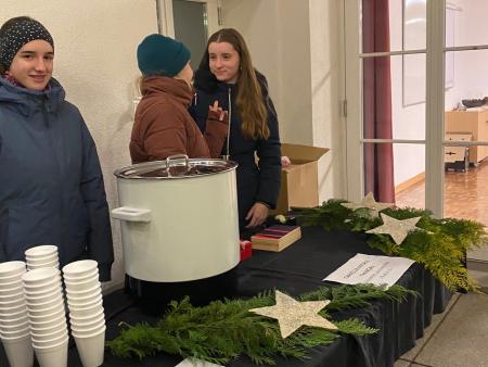 Feiner Glühmost darf auch nicht fehlen. Der Pfarreirat bot zusätzlich noch Punsch & Glühwein an.