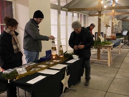 Kunst in Karten und am Anschlussstand ein köstliches Suppenangebot mit Hausgemachtem