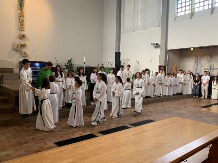 Unsere 9 Neuministrantinnen und Neuministranten sind eingekleidet.