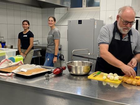 Unsere fleissigen Helferinnen & Helfer aus KGR, Jubla und Ministrantenteam beim Vorbereiten des Abendtisches.