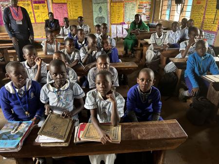 Die Kinder beim Schulunterricht in Uganda.