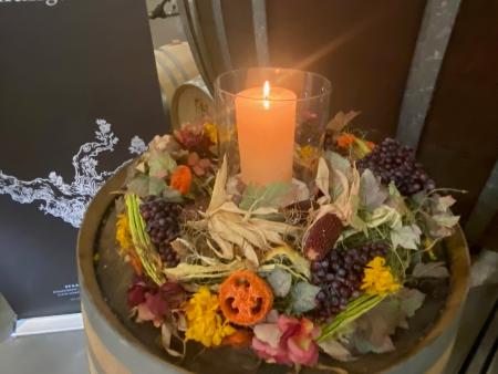 Herbstlich dekorierte Weindegustation