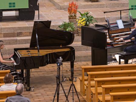 Pianistin Arta Arnicane und Simon Menges (Orgel) beim "Tastentanz", Orgelnacht 2024